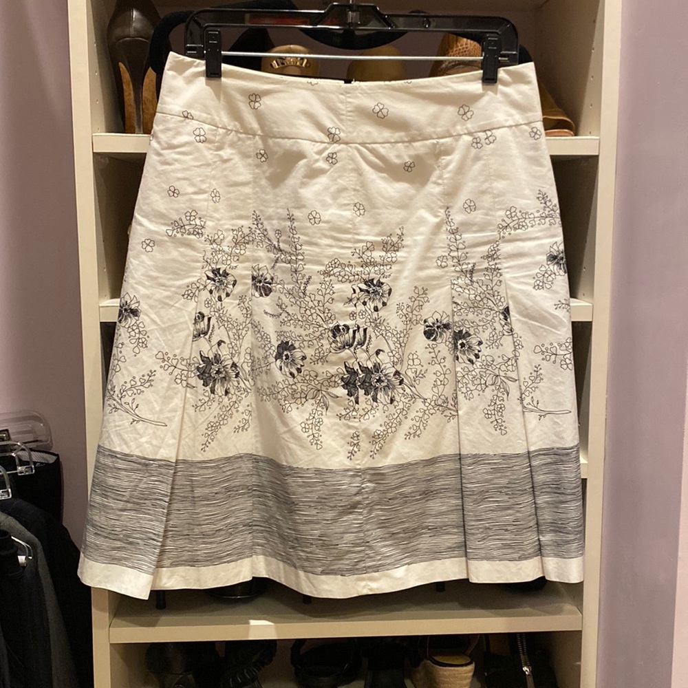 Adorable white skirt with black floral print Loft